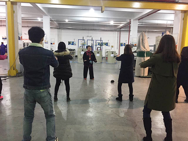 太极拳高手在尊龙凯时环保公司车间