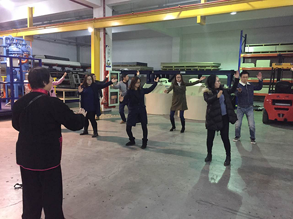 太极拳高手在尊龙凯时环保公司车间