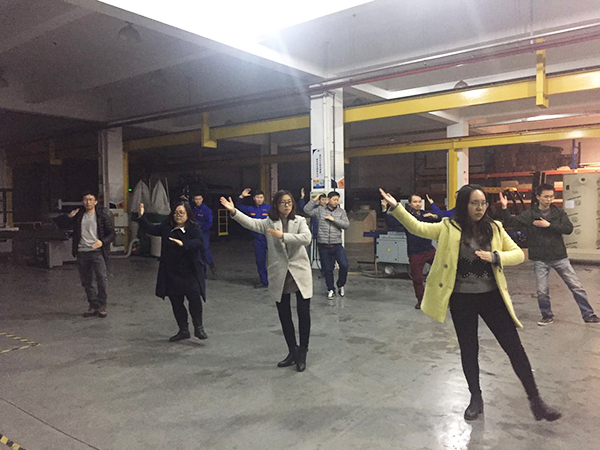 太极拳高手在尊龙凯时环保公司车间
