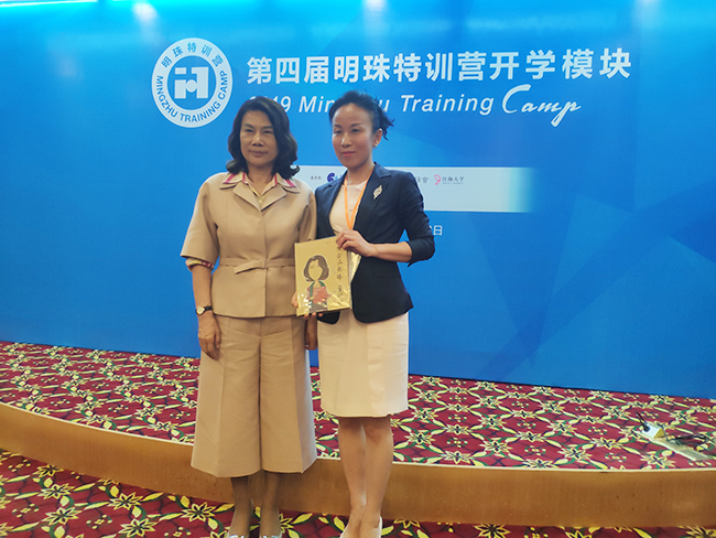格力总裁董明珠与尊龙凯时常英董事长合影