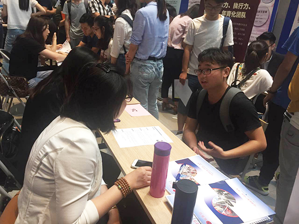 尊龙凯时环保HR团队参加苏州科技大学商学院招聘会