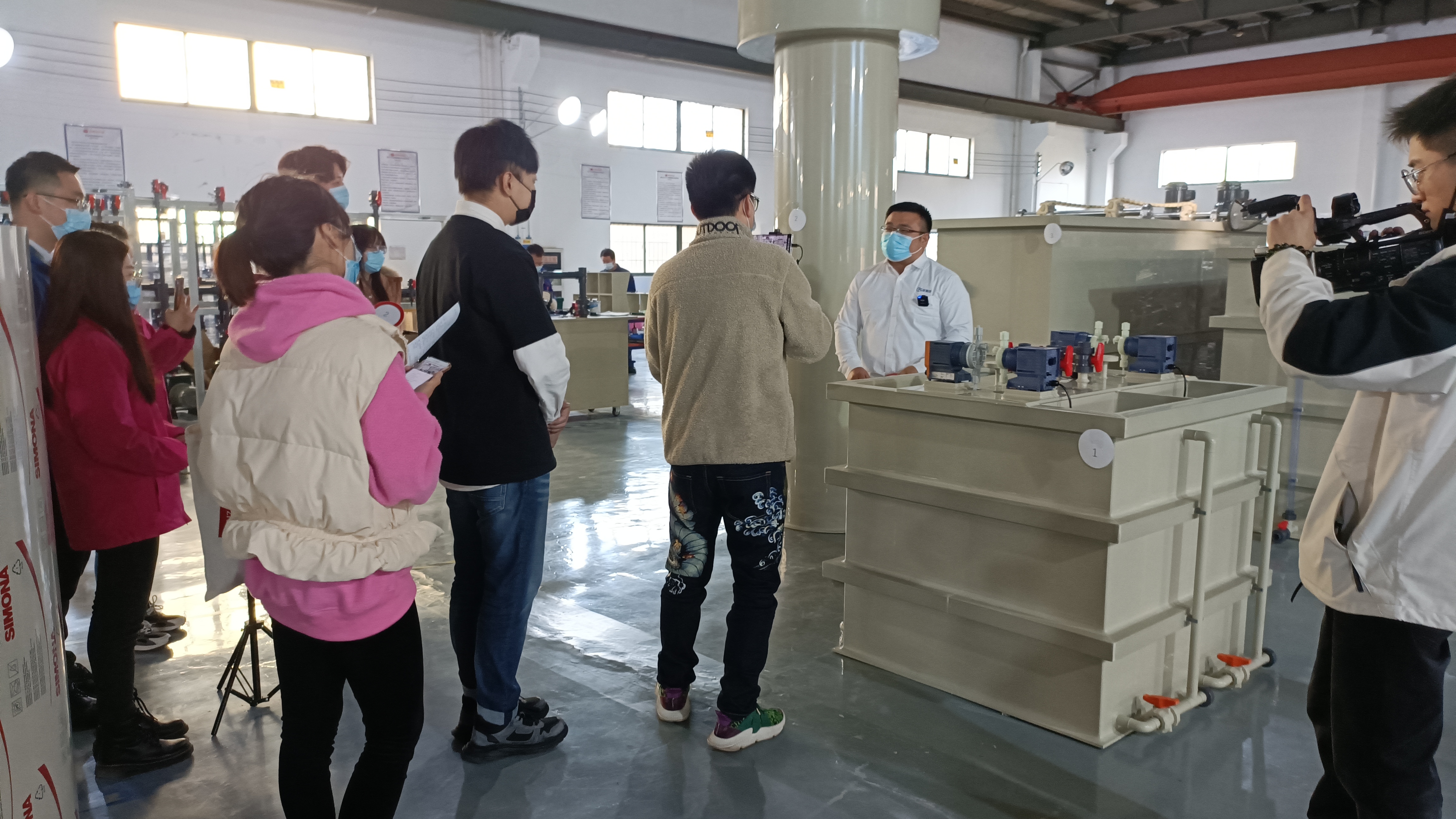 尊龙凯时新员工作为带货主播模拟线上销售产品的比赛