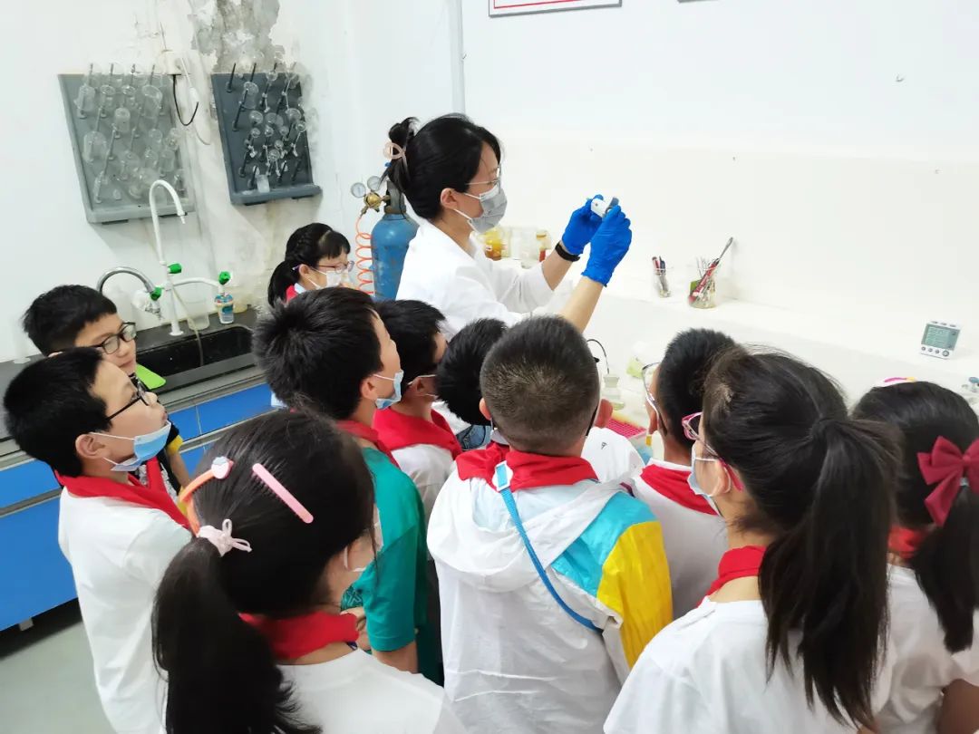 带城小学少先队员们在尊龙凯时实验室观看废水处理实验