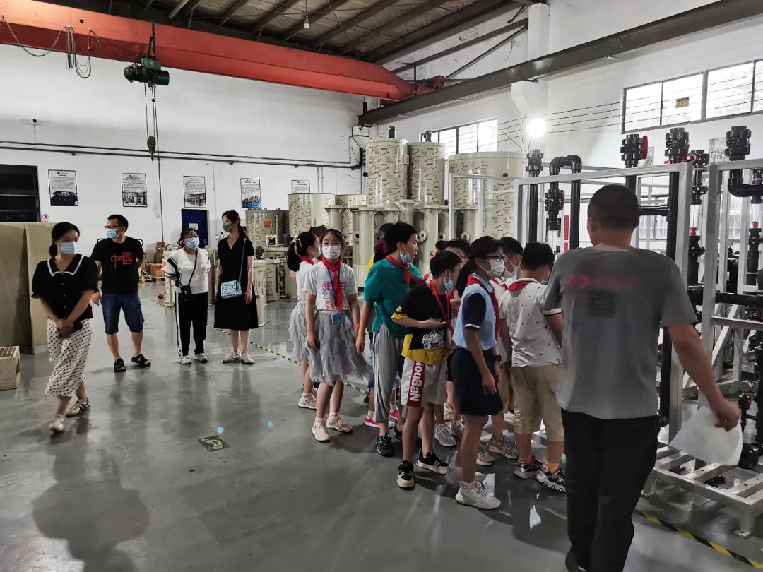 带城小学少先队员们参观尊龙凯时生产车间