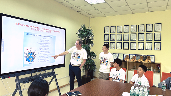 尊龙凯时总经理Joseph Wolters先生为孩子们带来了精彩的环保讲座，让孩子们更加深入地了解环保行业的发展和前景。