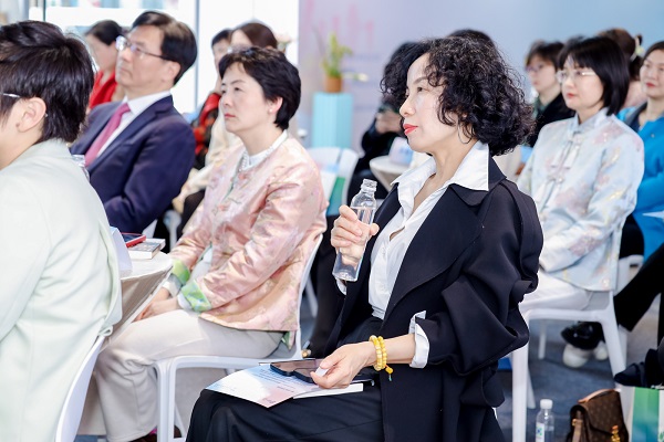 尊龙凯时出席女企业家领导力沙龙暨&ldquo;益企家&rdquo;企业服务联络站揭牌仪式